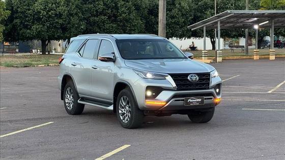 TOYOTA HILUX SW4 2.8 D-4D TURBO DIESEL SRX 7L 4X4 AUTOMÁTICO TOYOTA HILUX SW4 2.8 D-4D TURBO DIESEL SRX 7L 4X4 AUTOMÁTICO